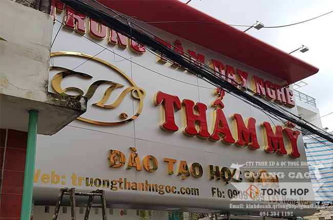 bảng hiệu gắn chữ inox lồng mica đẹp