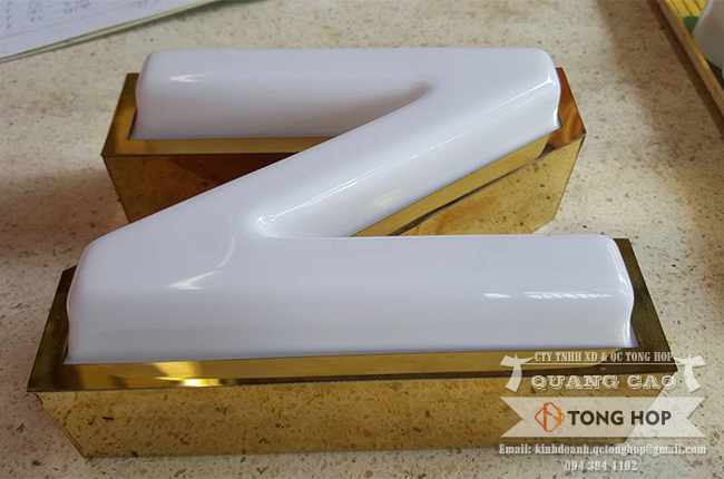 bảng hiệu gắn chữ inox lồng mica đẹp