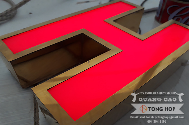 bảng hiệu gắn chữ inox lồng mica đẹp