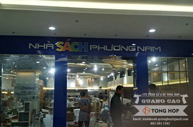 làm bảng hiệu chữ inox trắng lồng mica