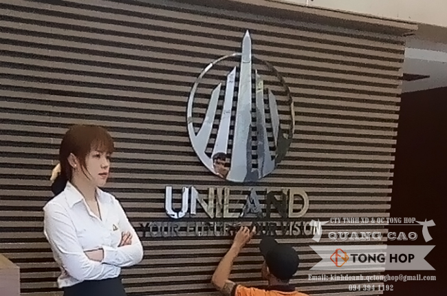 bảng hiệu chữ inox trắng bóng