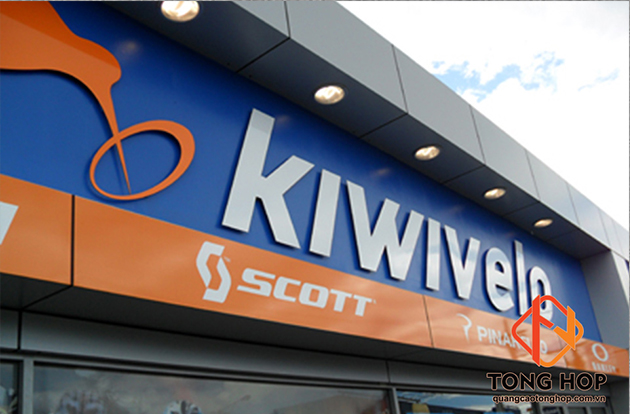 thi cong bang hieu chu mica gia re