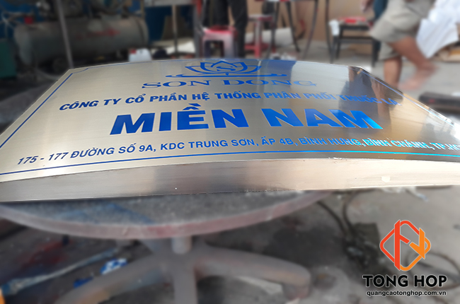 gia cong bang hieu ten cong ty băng inox trang xuoc an mon