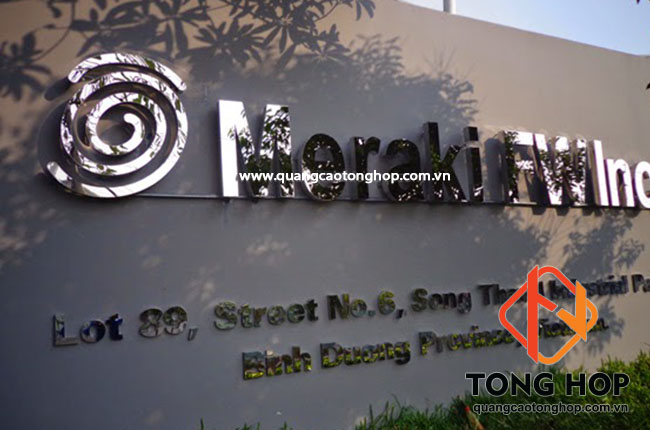 Bảng hiệu chữ inox trắng trên bảng đá hoa cương đẹp