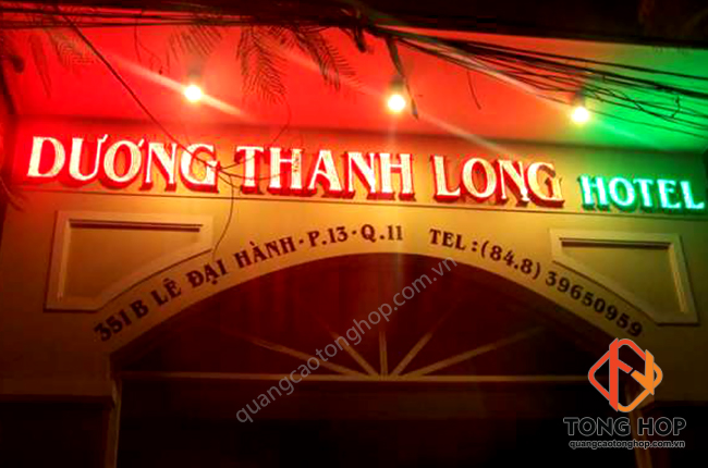 mẫu bảng hiệu khách sạn chữ  inox lồng mica