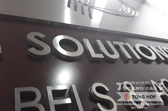 thi công bảng hiệu backrop quầy lễ tân gắn chữ nổi inox đẹp