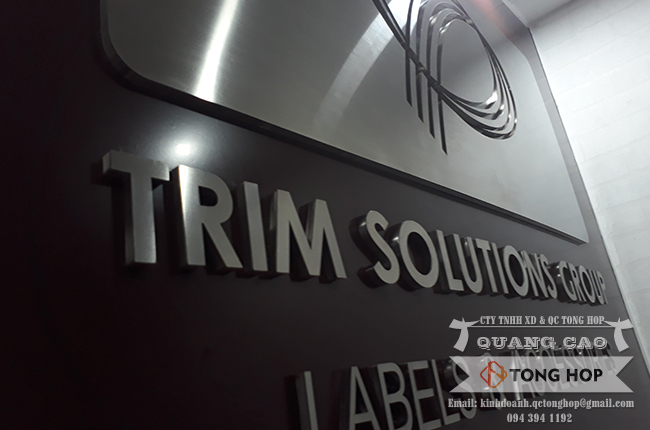 Thi công bảng hiệu backrop quầy lễ tân gắn chữ nổi inox sọc xước đẹp