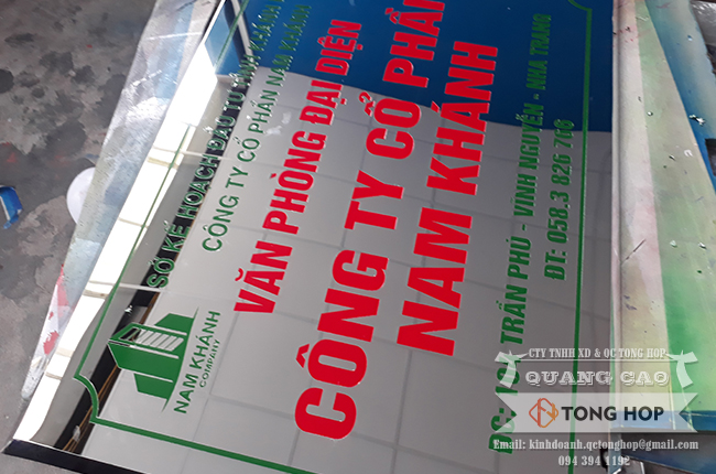 Làm bảng hiệu tên côn ty bằng inox ăn mòn giá rẻ