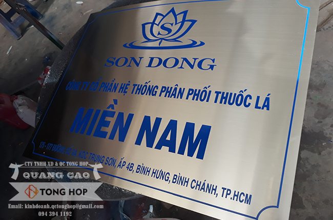 Làm bảng hiệu tên côn ty bằng inox ăn mòn giá rẻ