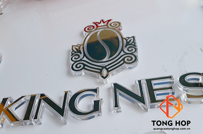 chu inox vang dan mica trong