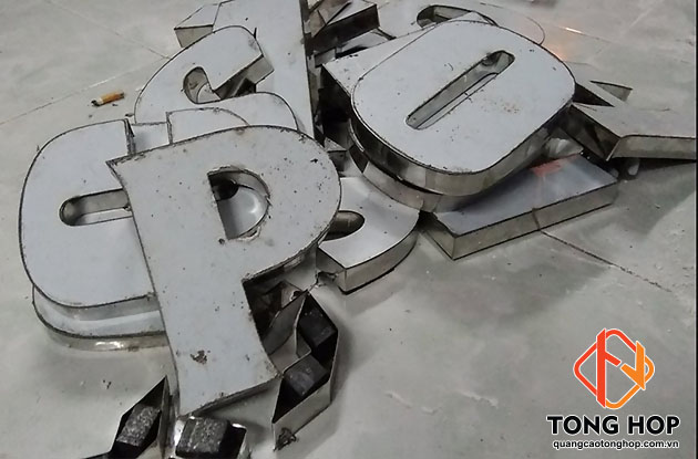 gia cong chu inox trang guong