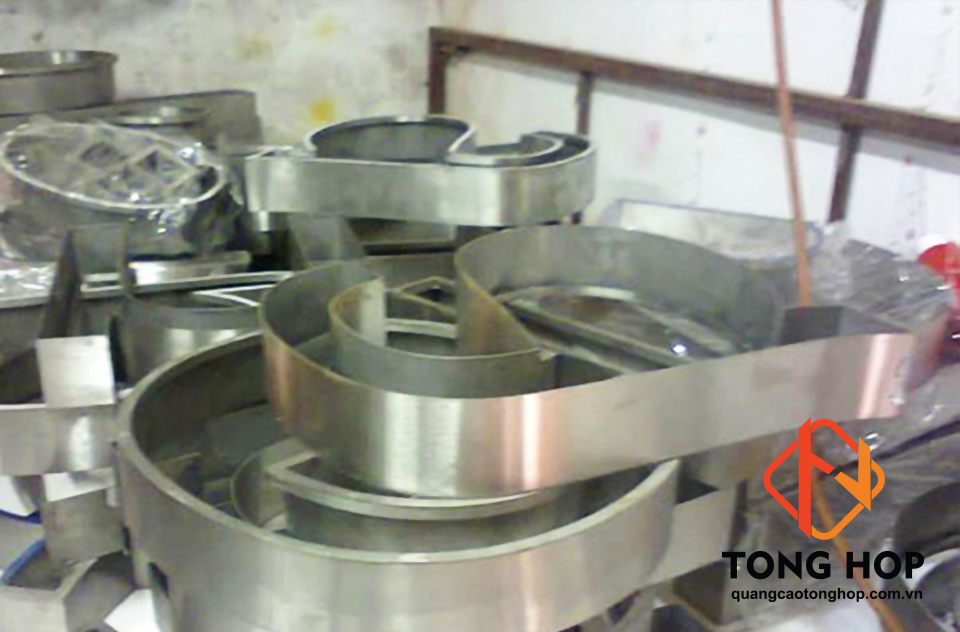 chu inox trang xuoc long vien gia re