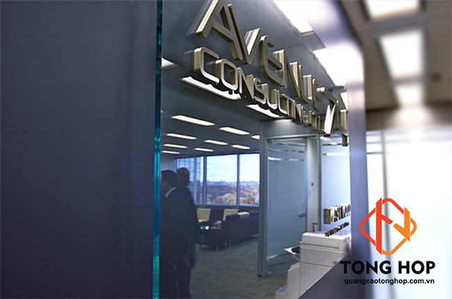 Chữ nổi inox trắng xước quầy lễ tân đẹp