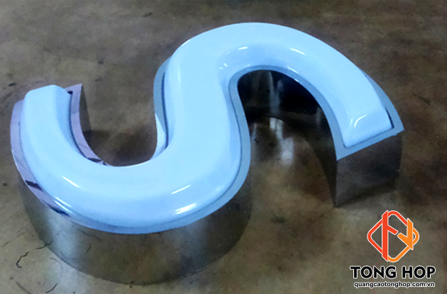 chu mica hut noi long inox trang dep