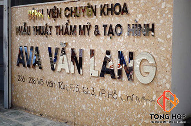 Chữ nổi inox trên bảng hiệu đá hoa cương đẹp