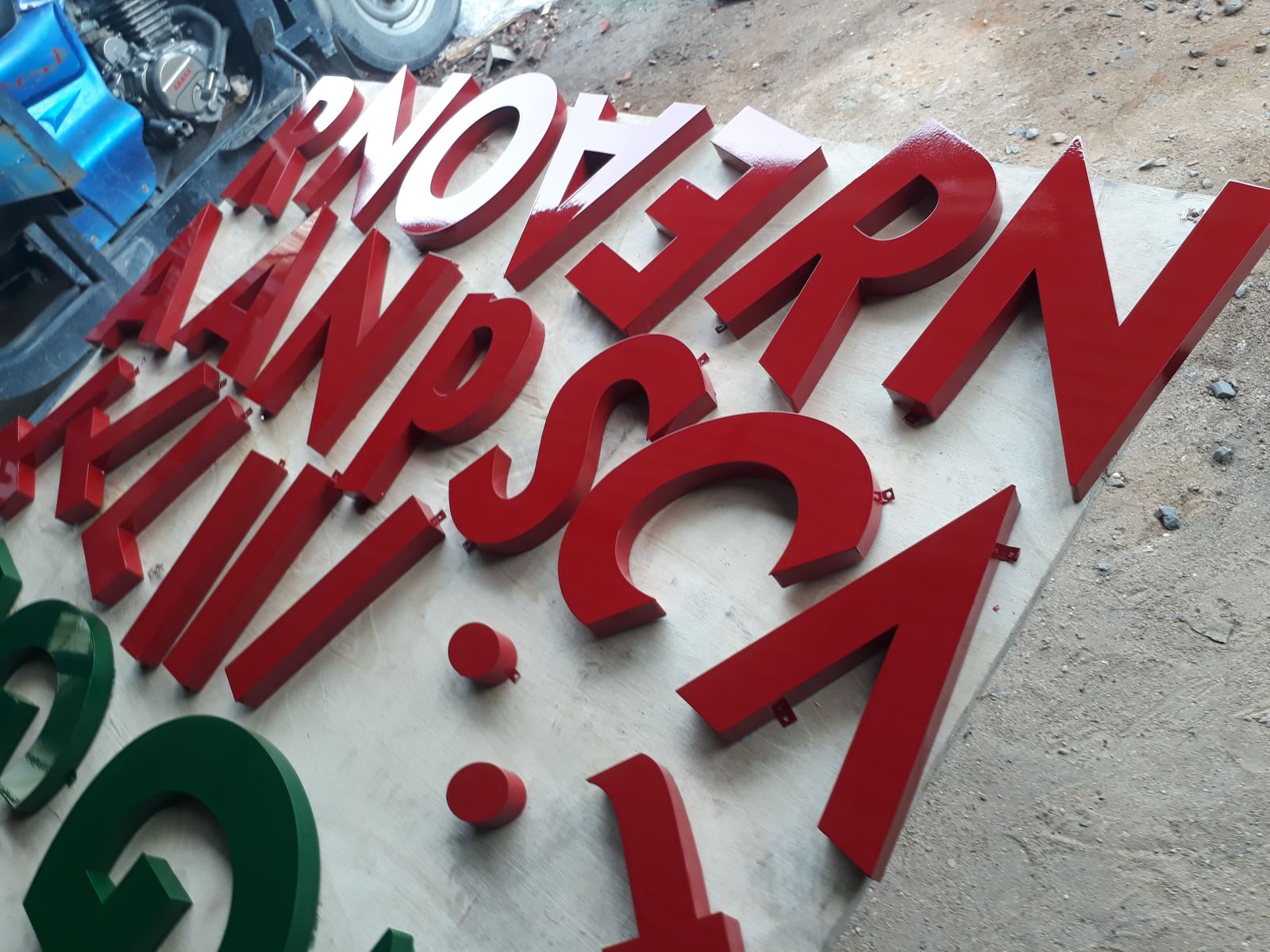 gia cong chu inox son q3