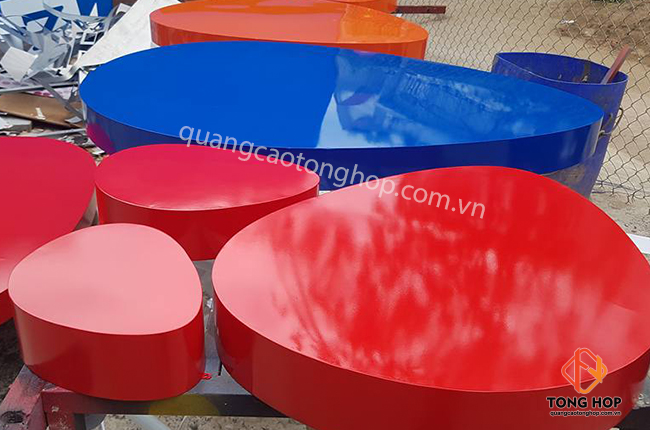 gia công logo cj bằng tôn hấp nhiệt