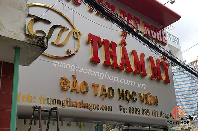 thi công bảng alu gắn chữ inox đẹp