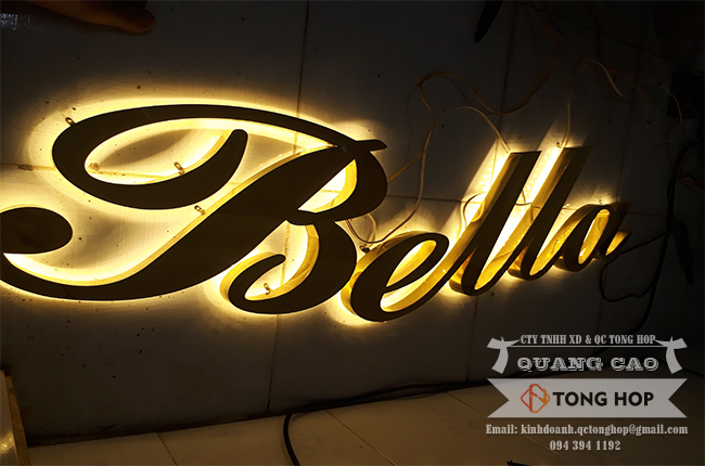 Chữ inox vàng còn được gọi là chu inox vang đồng có độ bóng gương thường được sử dụng nhiều trên các bảng hiệu của các doanh nghiệp công ty nhất là bảng hiệu mang tính thẩm mỹ cao. Đây là mẫu chữ nổi đẹp được đông đảo khách hàng lựa chọn nhất hiện nay. Cũng giống như những loại chữ quảng cáo bằng fkim loại khác chữ inox mạ đồng cũng được chia làm các loại sau: Chữ uốn nổi 3D, chữ hắt led chân, chữ inox lồng mica, chữ inox hút nổi mica,... Chữ inox trắng gương còn được gọi là chu inox trang bóng là loại chữ mang tính chất giống gương nhất. chữ thường được sử dụng trong các quầy lễ tân, bảng hiệu của các khách sạn, nhà nghỉ và còn được kết hợp trên những biển hiệu ốp aluminium. Chữ inox xước cũng còn tên gọi khác là chu inox xuoc sọc đây là kiểu chữ có những vâng xước kéo dài theo chiều dài tấm inox. Thông thường chữ inox được gia công theo những đường sọc ngang. Loại chữ này thường được sử dụng trong các shop quần áo, shop thời trang, bảng hiệu của các doanh nghiệp lớn,... vì Đây là loại chữ mang đặc tính sang trọng, quý phái,...