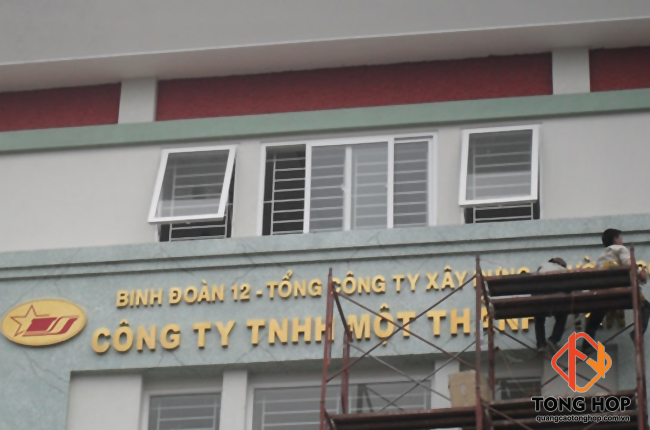 mẫu chữ inox vàng trên bảng hiệu đá hoa cương đẹp