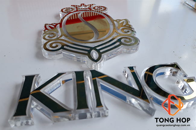 Mẫu chữ inox vàng dán lên mica trong đẹp cho Backdrop quầy lễ tân