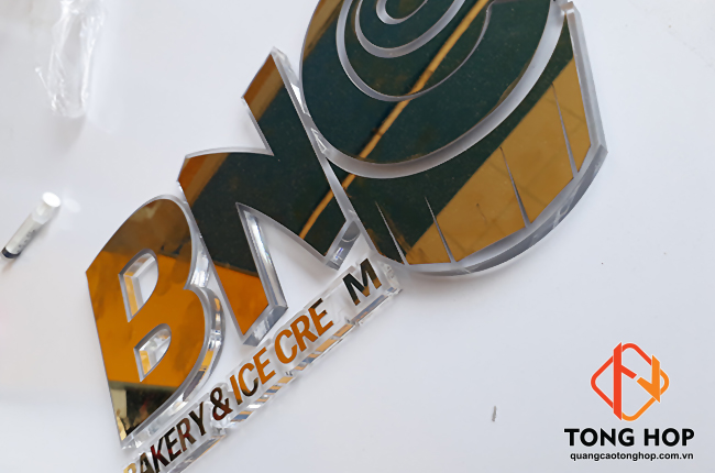 mau chu inox dan len mica trong dep