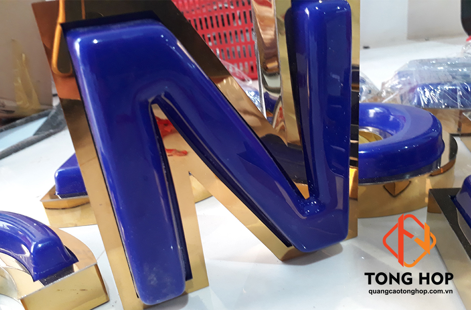 mau chu noi inox vang long mica ep noi dep