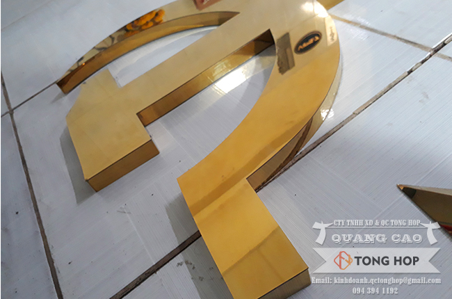 gia công làm ngôi sao búa liềm bằng inox vàng