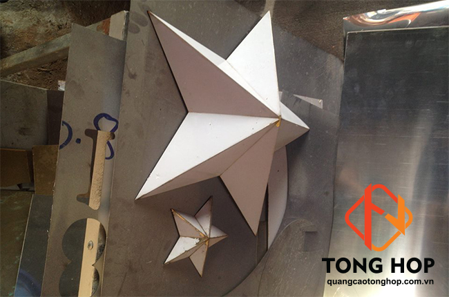 ngoi sao inox vang khua noi