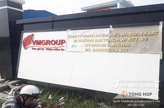 thi công dán chữ bằng rập