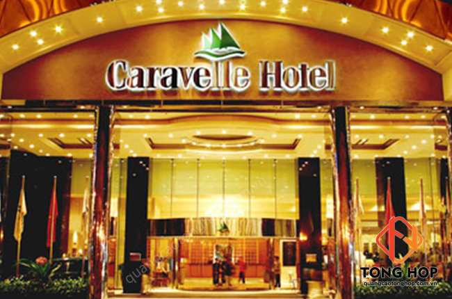 thi công bảng hiệu khách sạn đẹp, chữ inox hắt sáng chân