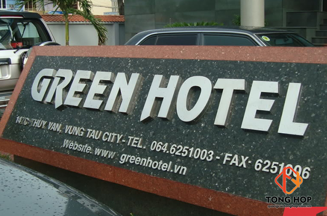 thi công bảng hiệu đá hoa cương cho khách sạn