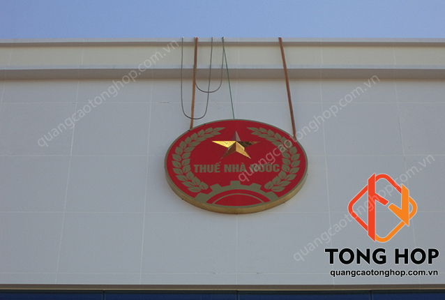 thi cong logo chi cuc thue bang inox vang guong an mon dep